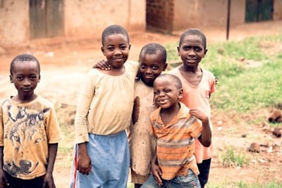 Enfants souriants de la communauté